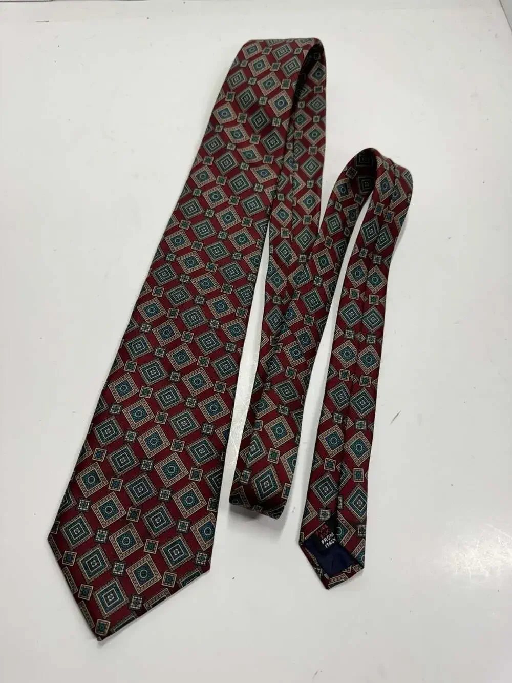 Giacomo Italia Men's Burgundy Geometric Diamond Pattern Silk Necktie
